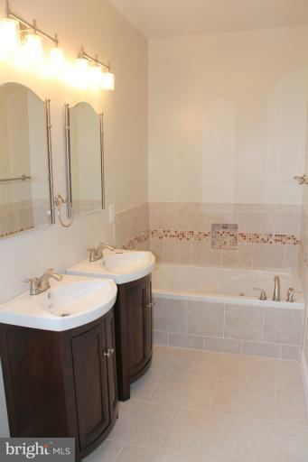 47 East Reed Avenue Alexandria, VA 22305 - Photo 19 of 27 Bath (Master)