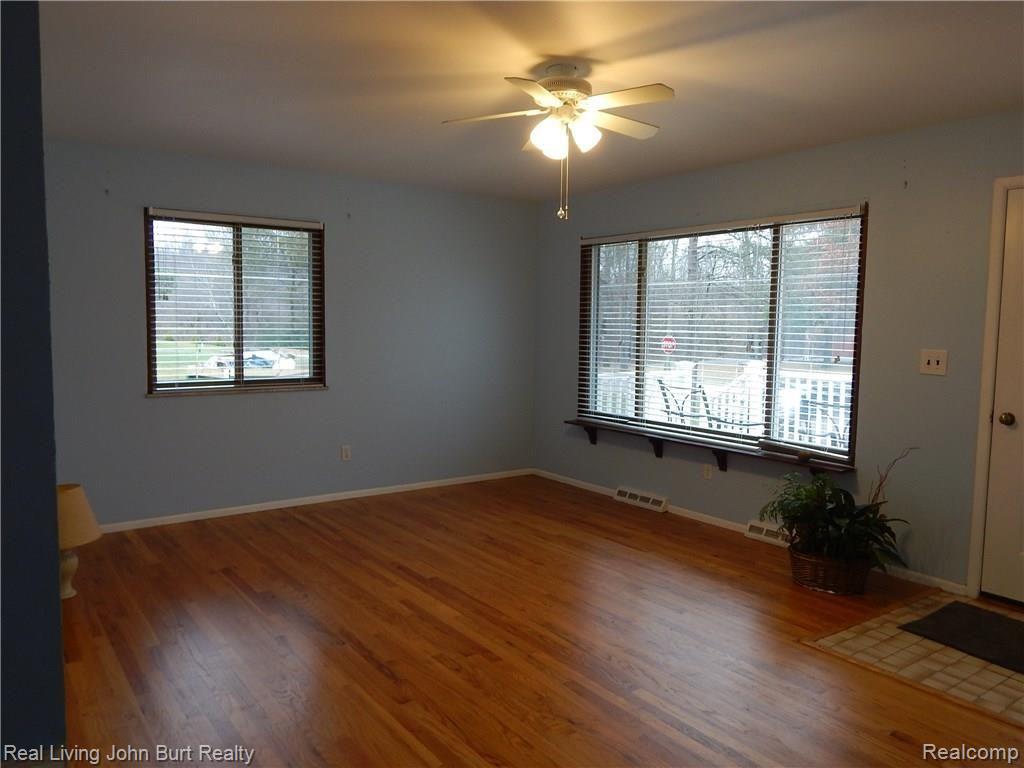 2406 Cole Road Lake Orion, MI 48362 - Photo 12 of 24 LIVING ROOM