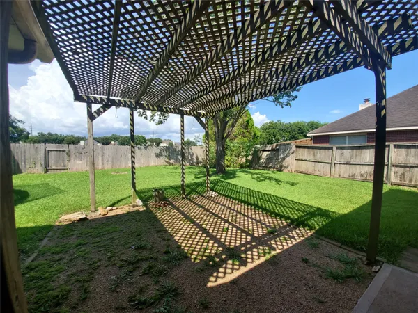 a view of a backyard