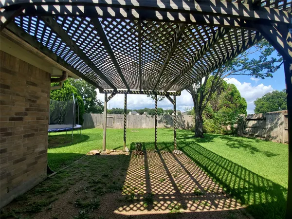 a view of a backyard