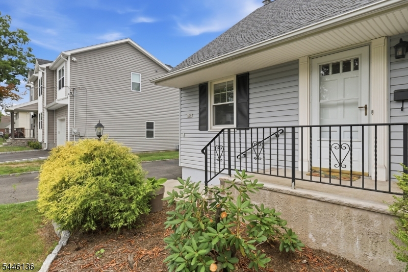 124 Rivervale Road River Vale, NJ 07675 - Photo 3 of 37