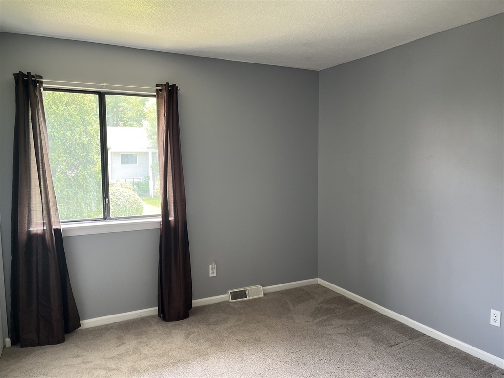 555 Russell Road, Unit D18 Westfield, MA 01085 - Photo 15 of 20 Gallery Image 15