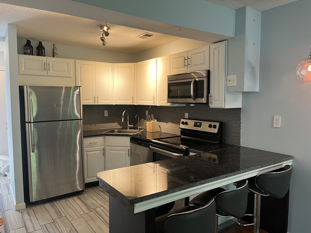 555 Russell Road, Unit D18 Westfield, MA 01085 - Photo 2 of 20 Gallery Image 2