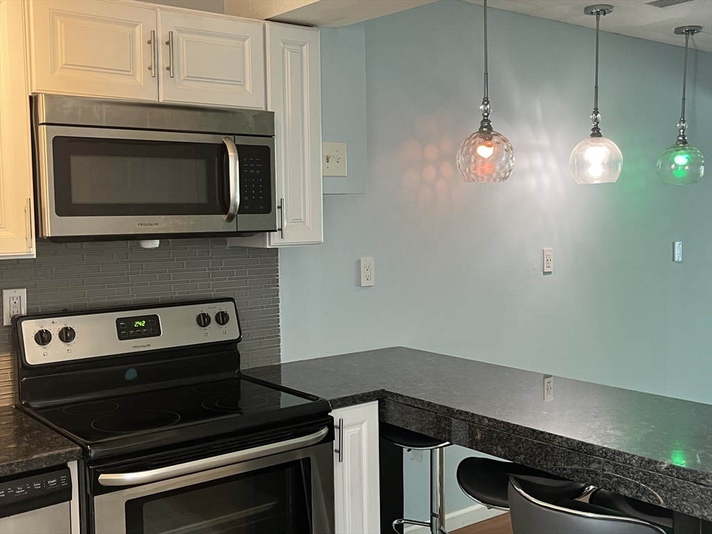 555 Russell Road, Unit D18 Westfield, MA 01085 - Photo 4 of 20 Gallery Image 4