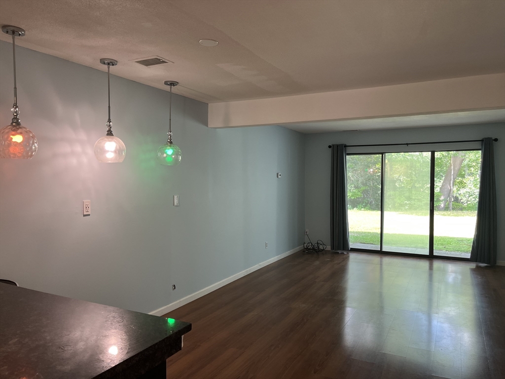 555 Russell Road, Unit D18 Westfield, MA 01085 - Photo 5 of 20 Gallery Image 5