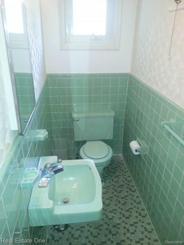 28198 Hawberry Road Farmington, MI 48331 - Photo 19 of 23 Retro Half Bath