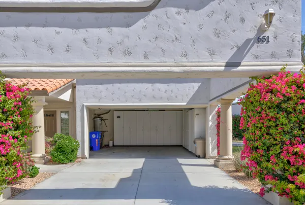 a view of entryway with a flower pot