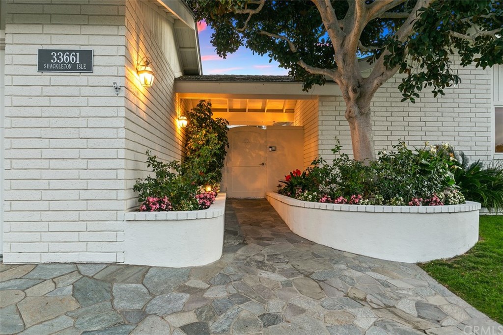 33661 Shackleton Isle Dana Point, CA 92629 - Photo 4 of 24 a view of a small garden