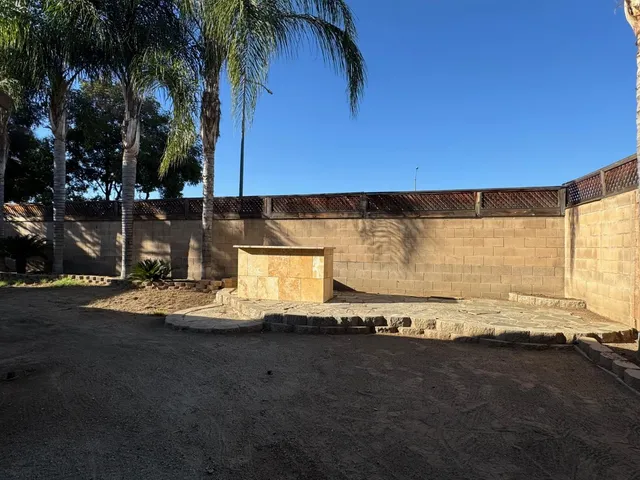 a view of back yard of the house