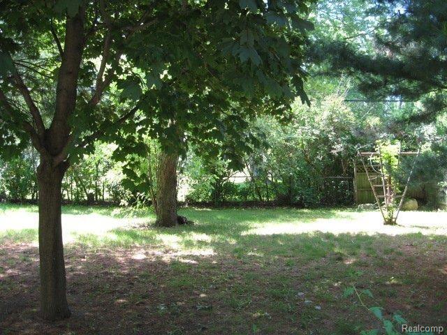 4695 Pelton Road Clarkston, MI 48346 - Photo 3 of 10 Back Yard