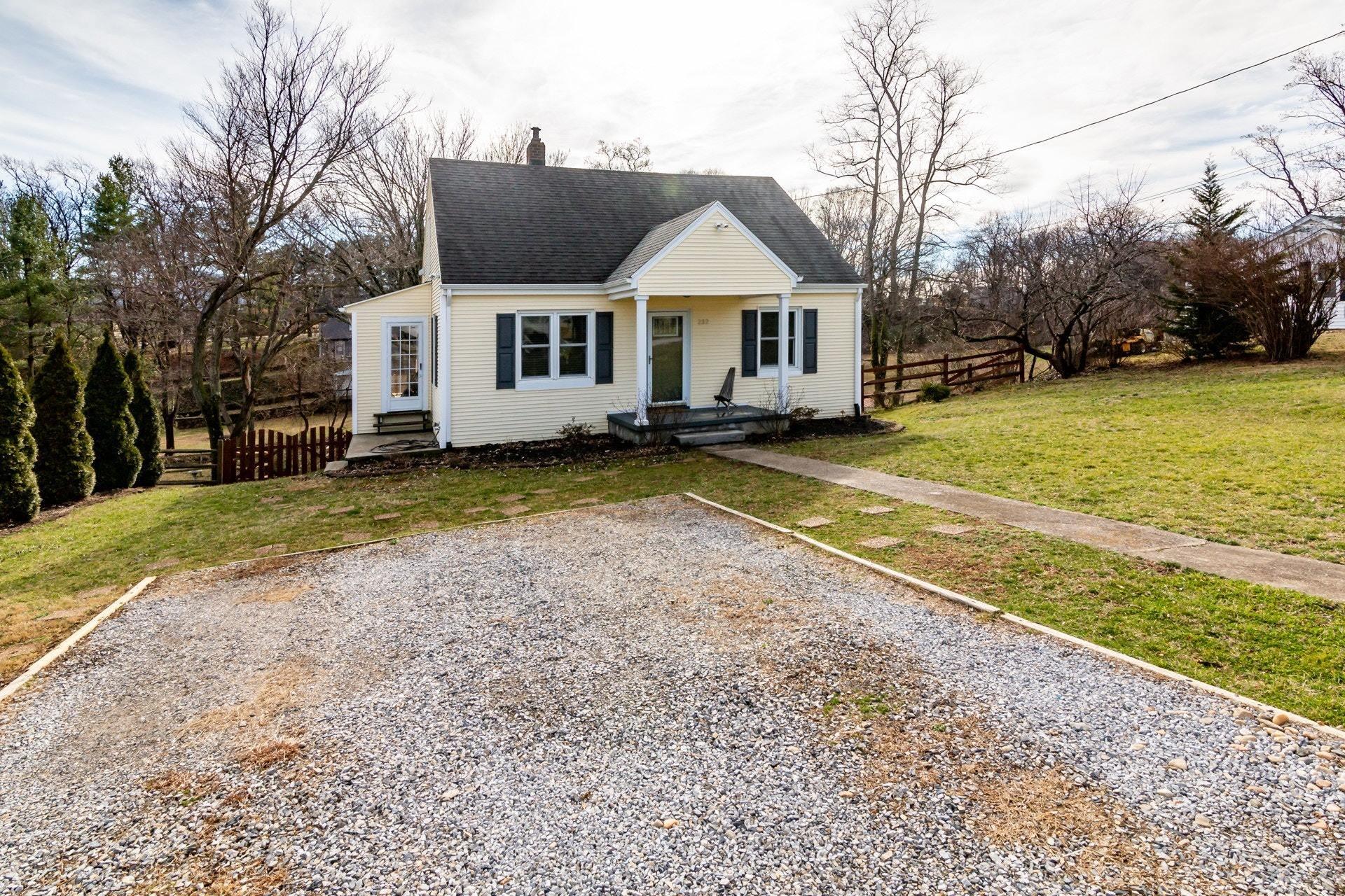 232 Bonavista Road Salem, VA 24153 - Photo 2 of 31 Tucked away in a quiet, friendly Salem