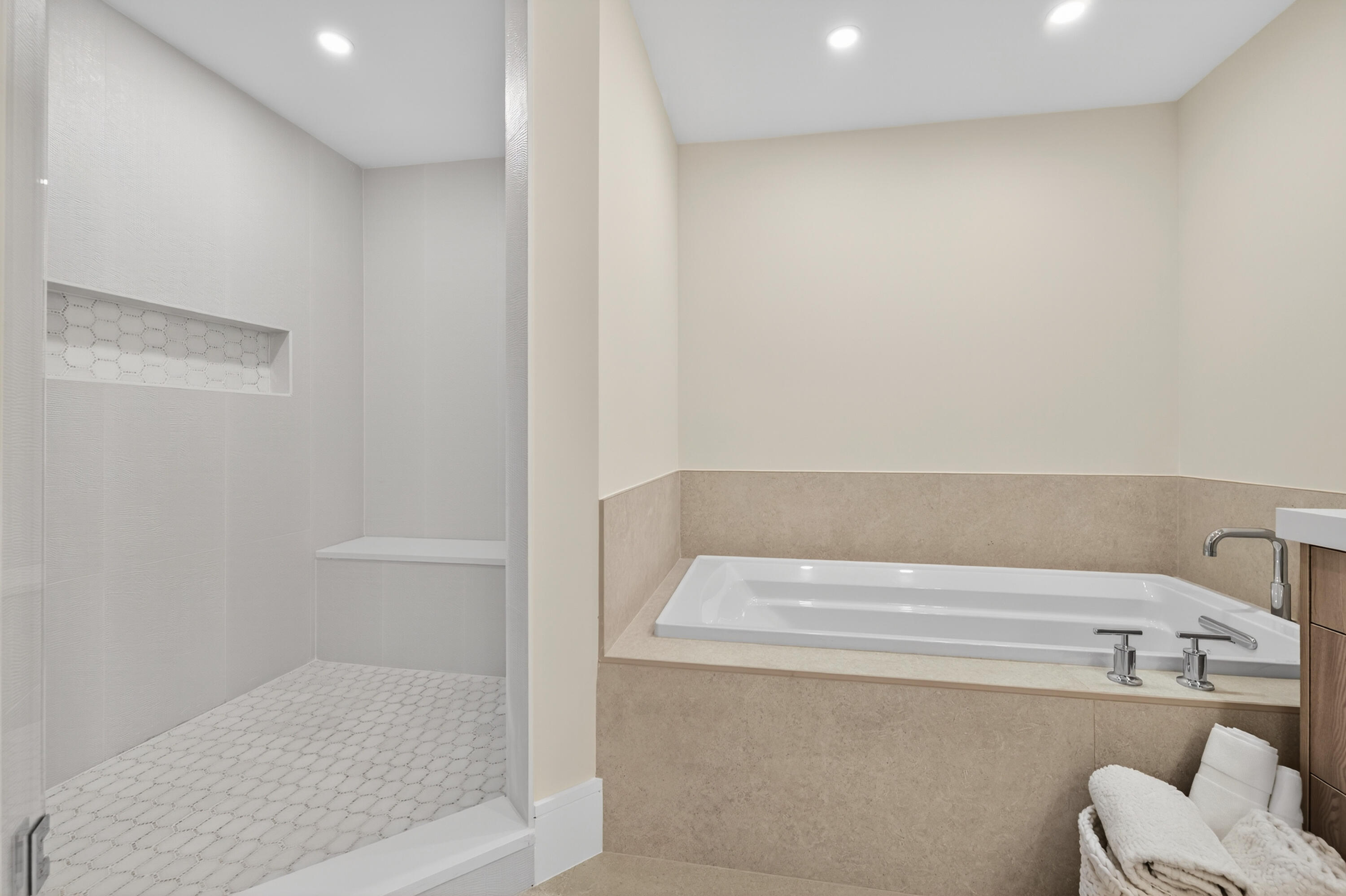 1 South Coastal Way, Unit 303 Jupiter, FL 33477 - Photo 13 of 61 a bathroom with a bathtub and toilet