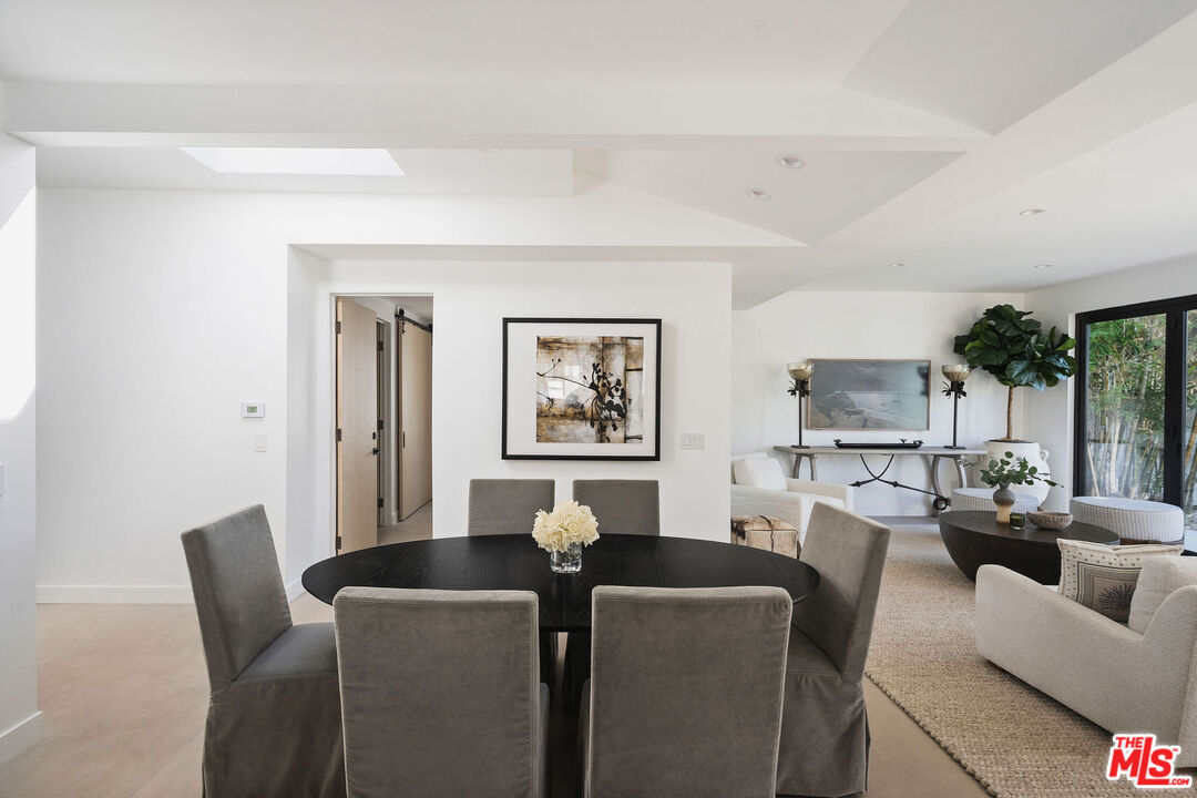 1133 South Cochran Avenue Los Angeles, CA 90019 - Photo 20 of 43