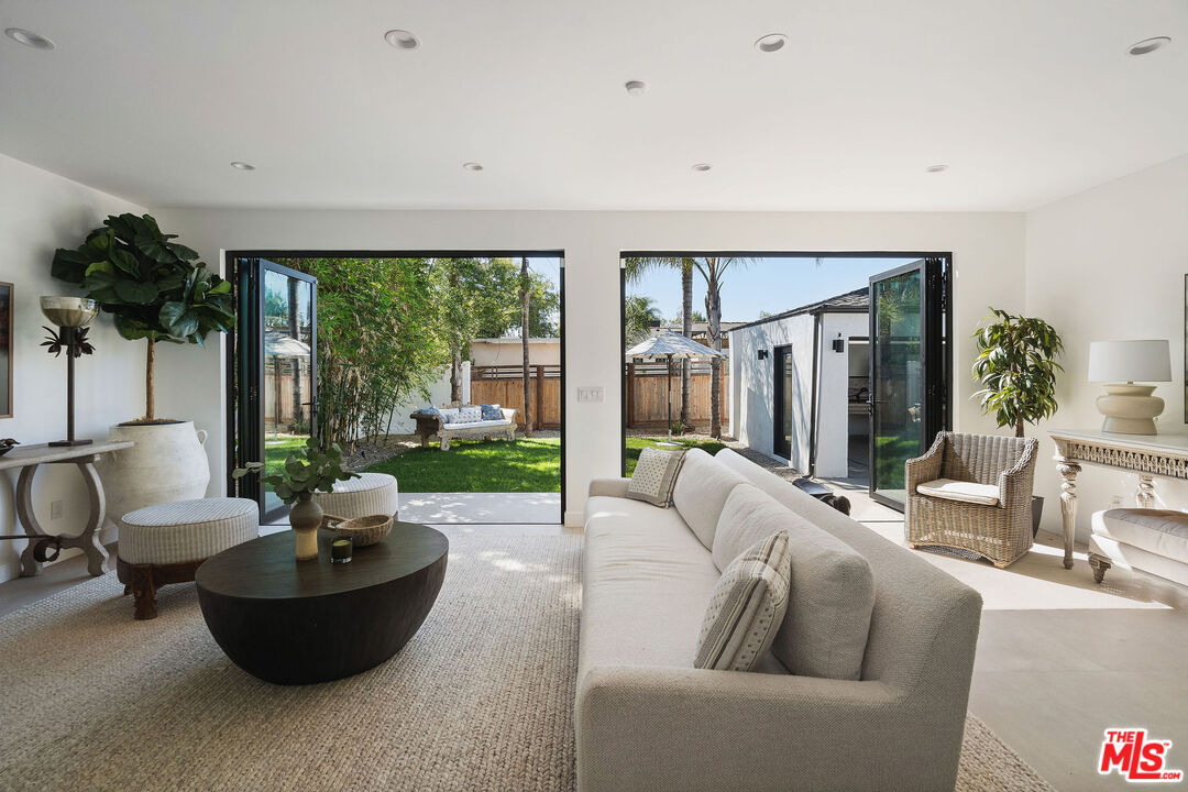 1133 South Cochran Avenue Los Angeles, CA 90019 - Photo 21 of 43