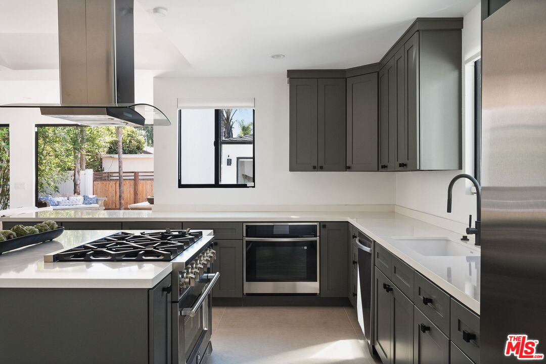 1133 South Cochran Avenue Los Angeles, CA 90019 - Photo 27 of 43