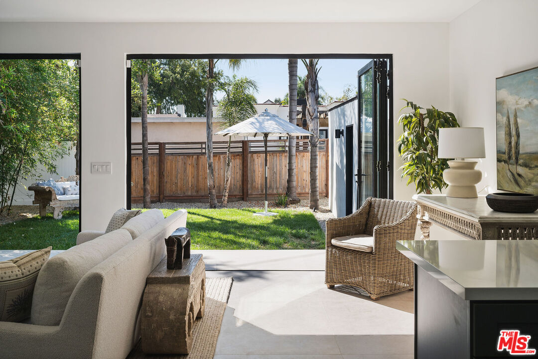 1133 South Cochran Avenue Los Angeles, CA 90019 - Photo 34 of 43