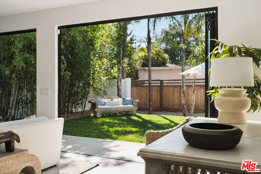 1133 South Cochran Avenue Los Angeles, CA 90019 - Photo 35 of 43