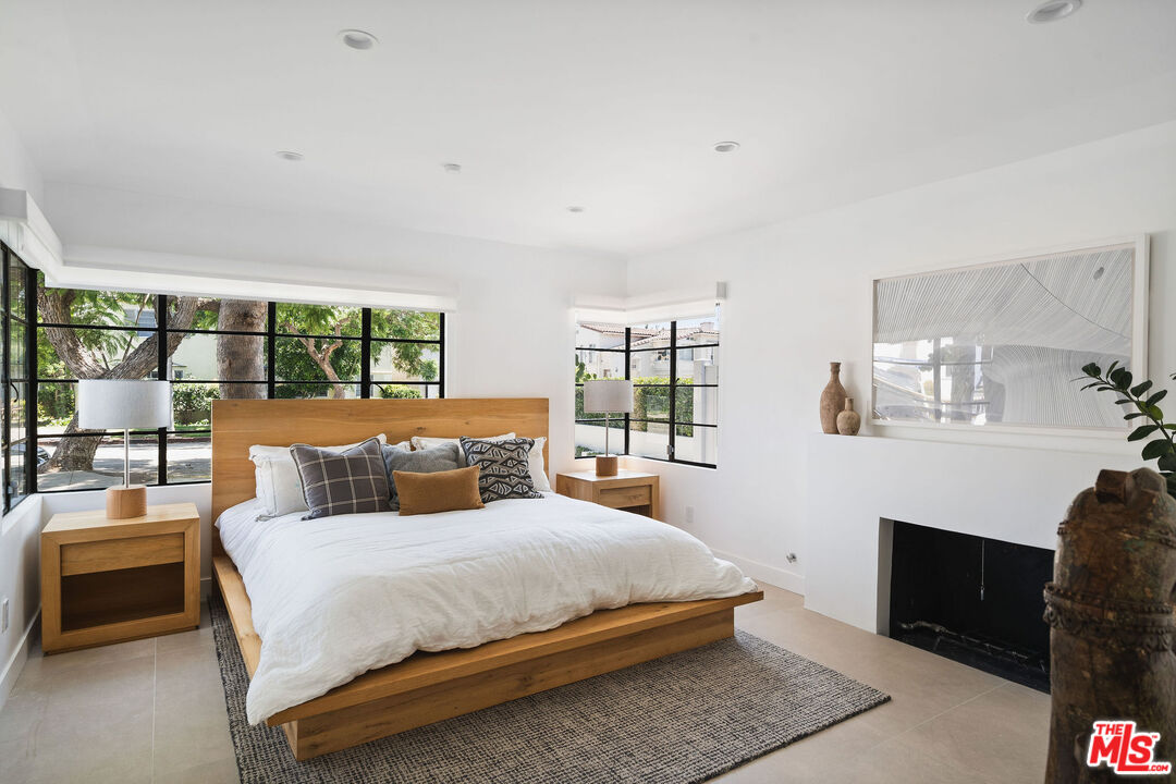 1133 South Cochran Avenue Los Angeles, CA 90019 - Photo 5 of 43