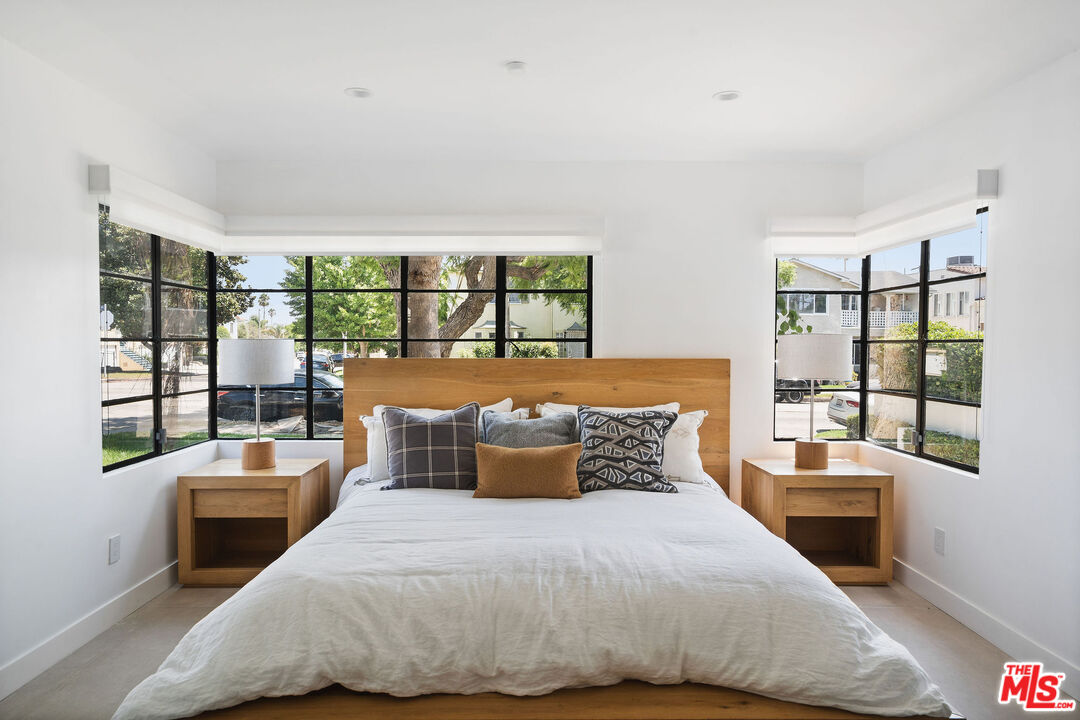 1133 South Cochran Avenue Los Angeles, CA 90019 - Photo 6 of 43