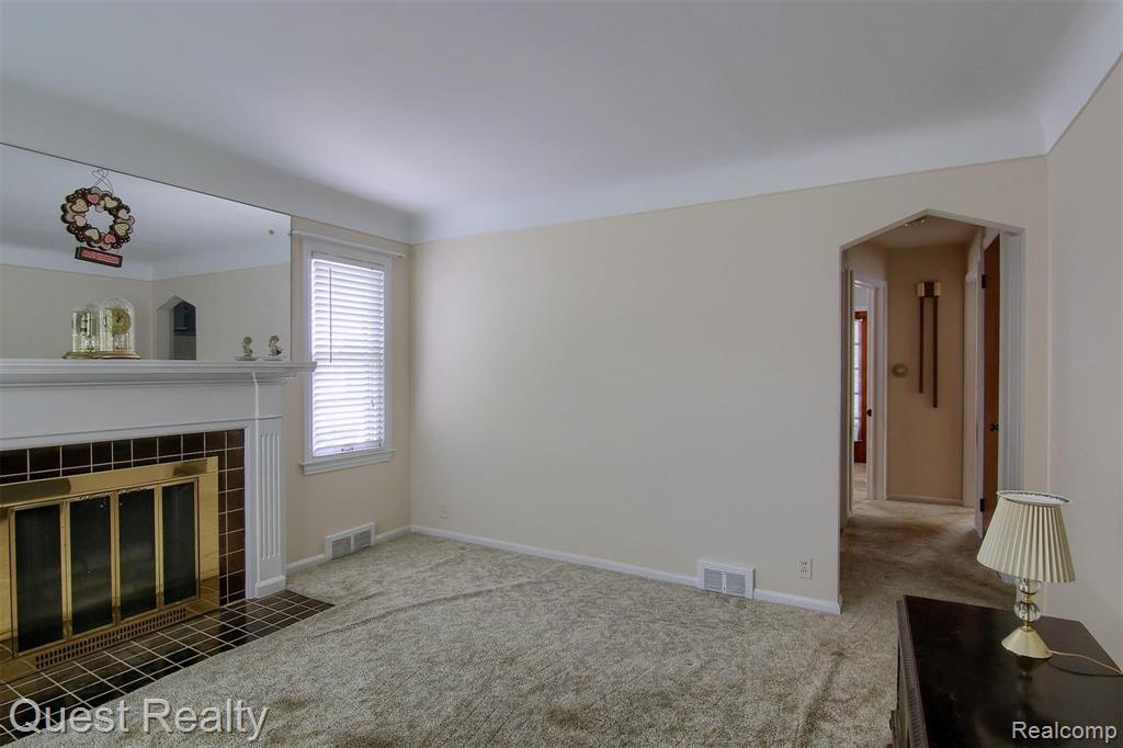 2132 Hampton Road Grosse Pointe Woods, MI 48236 - Photo 4 of 29