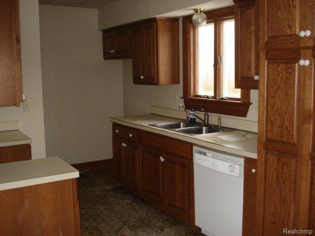 5740 Genesee Road Lapeer, MI 48446 - Photo 4 of 9 4.jpg