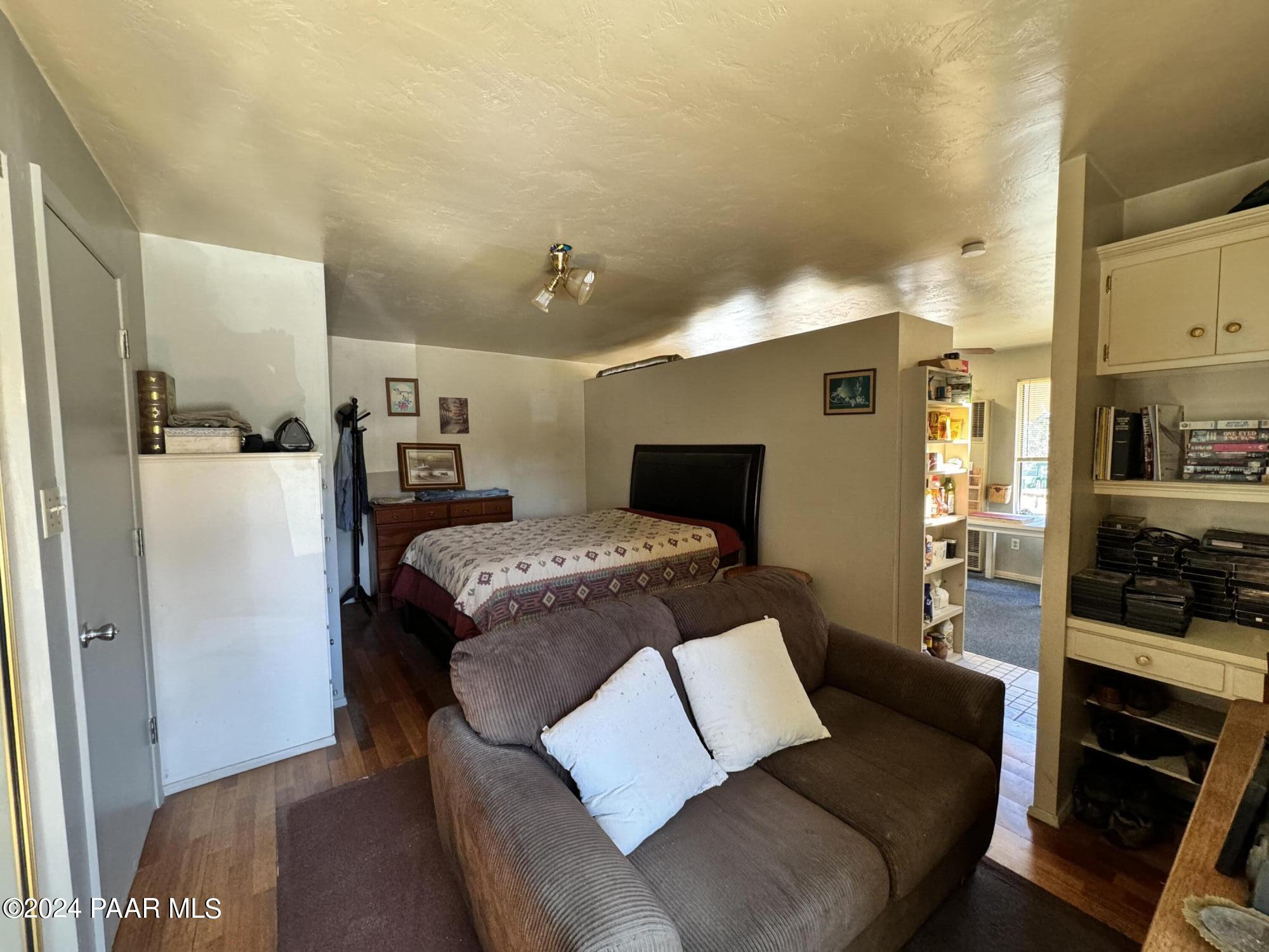 201 Robinson Drive Prescott, AZ 86303 - Photo 32 of 52 a living room with furniture and a table
