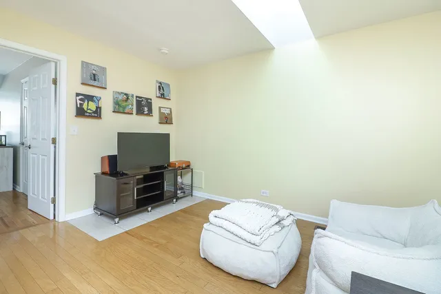 $425,000 | 480 Village Green Road, Naperville, IL 60540