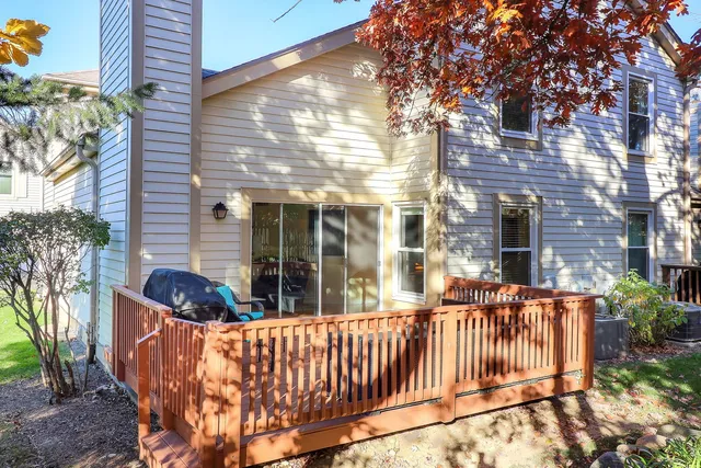 $425,000 | 480 Village Green Road, Naperville, IL 60540