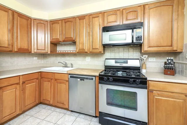 $425,000 | 480 Village Green Road, Naperville, IL 60540