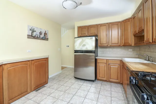 $425,000 | 480 Village Green Road, Naperville, IL 60540