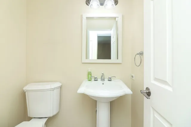 $425,000 | 480 Village Green Road, Naperville, IL 60540