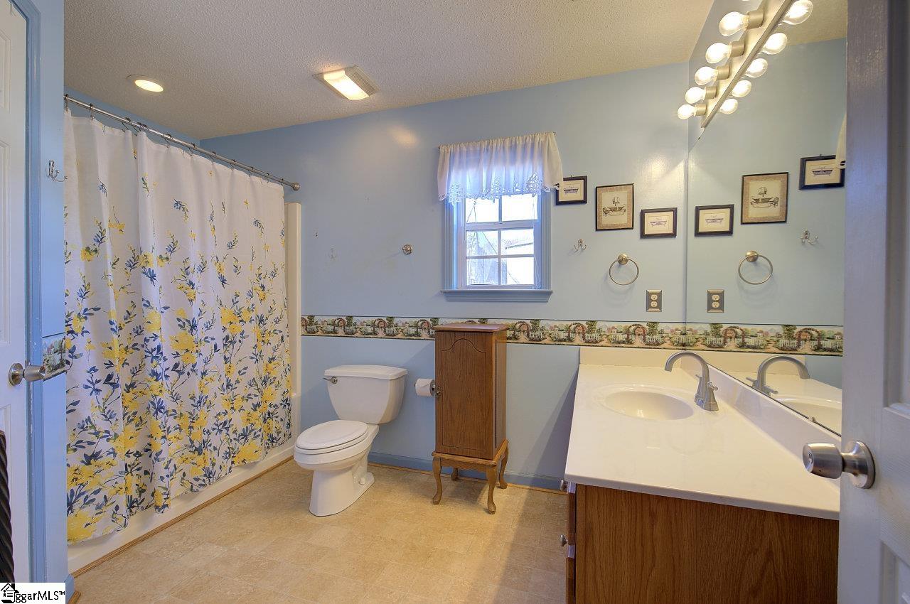 200 Merlin Court Simpsonville, SC 29680 - Photo 21 of 33 Owner's suite on main level