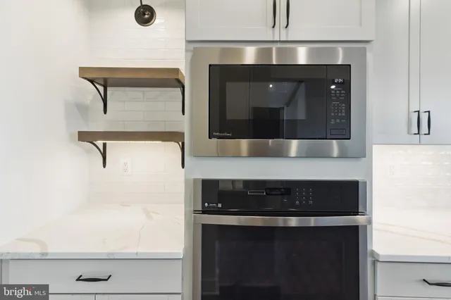 a close view of a fireplace in a room