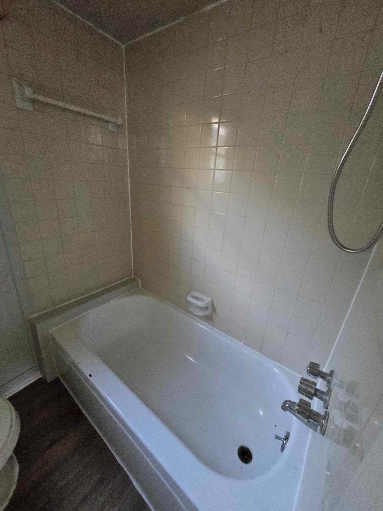 2808 9th Street Columbus, GA 31906 - Photo 5 of 8 a bathroom with a tub