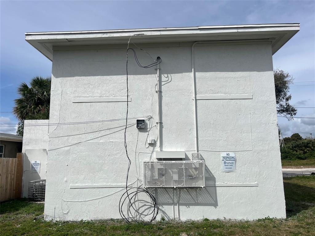 614 North Tamarind Avenue West Palm Beach, FL 33401 - Photo 4 of 5 a utility room with a washer and dryer