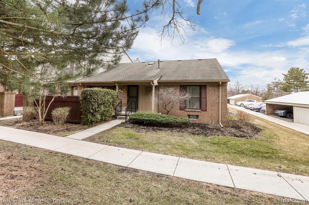 31218 Country Way Farmington Hills, MI 48331 - Photo 1 of 26