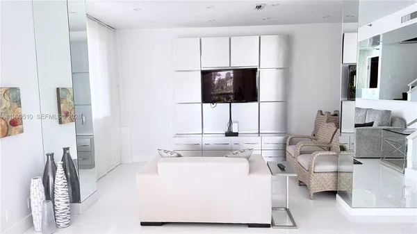 $9,000 | 19707 Turnberry Way, Unit TH6, Aventura, FL 33180