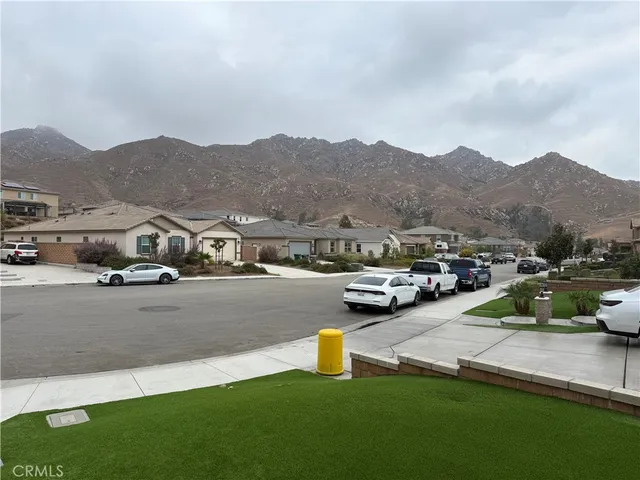 a view of multiple houses with a big yard