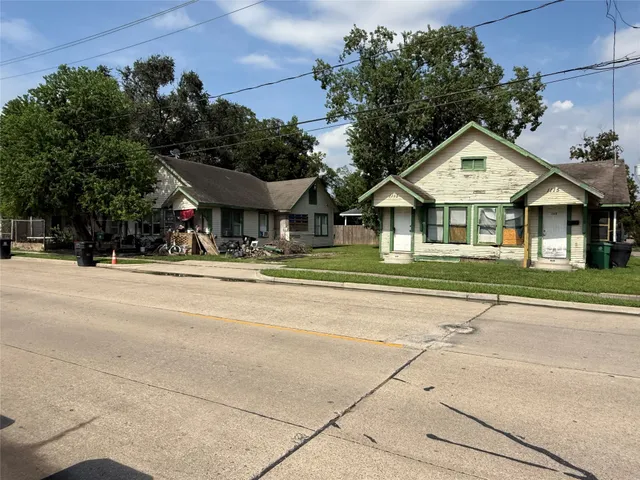 a view of a house with a outdoor space