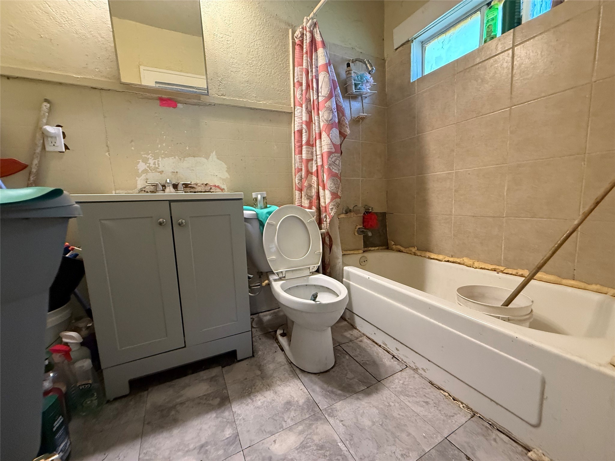 1109 North 67th Street Houston, TX 77011 - Photo 22 of 22 a bathroom with a toilet a sink and bathtub