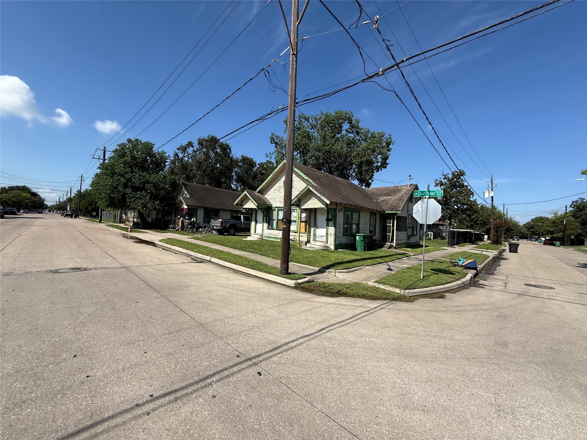1109 North 67th Street Houston, TX 77011 - Photo 7 of 22 a view of a house with basketball court