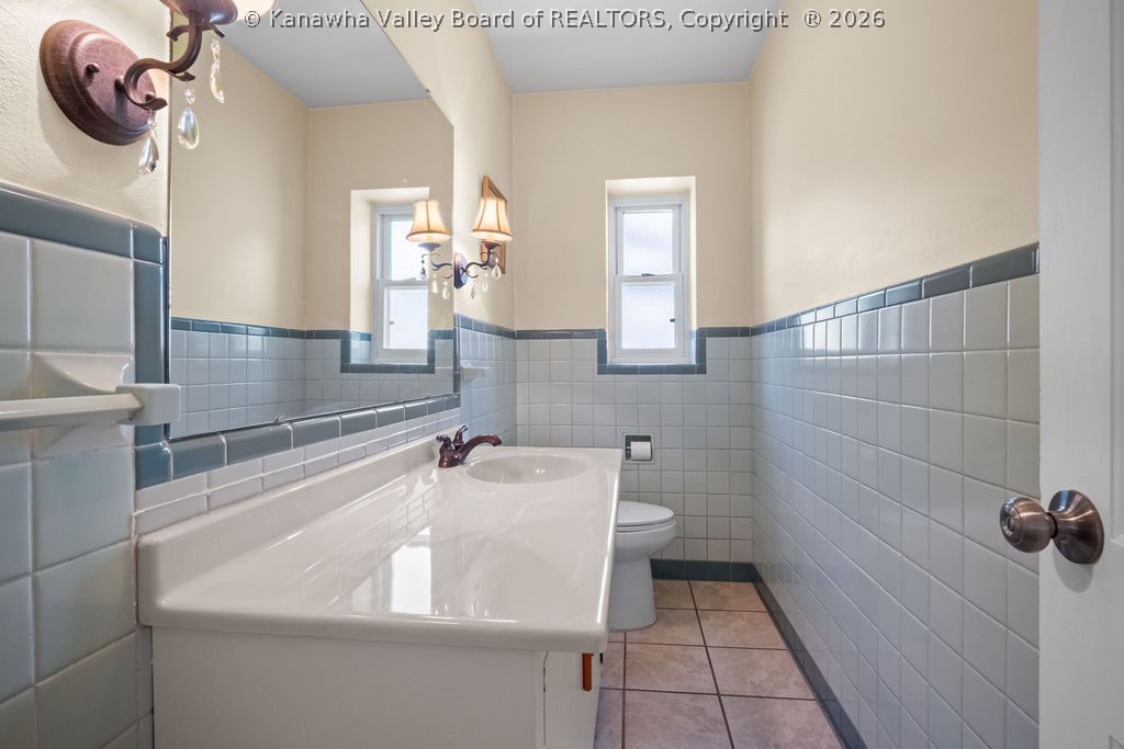 840 Lower Chester Road Charleston, WV 25302 - Photo 18 of 44 1st floor powder room