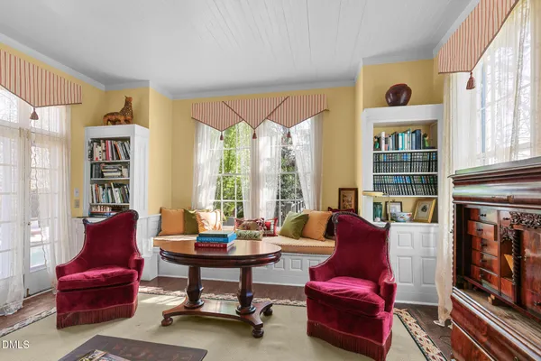 a view of entryway and hall