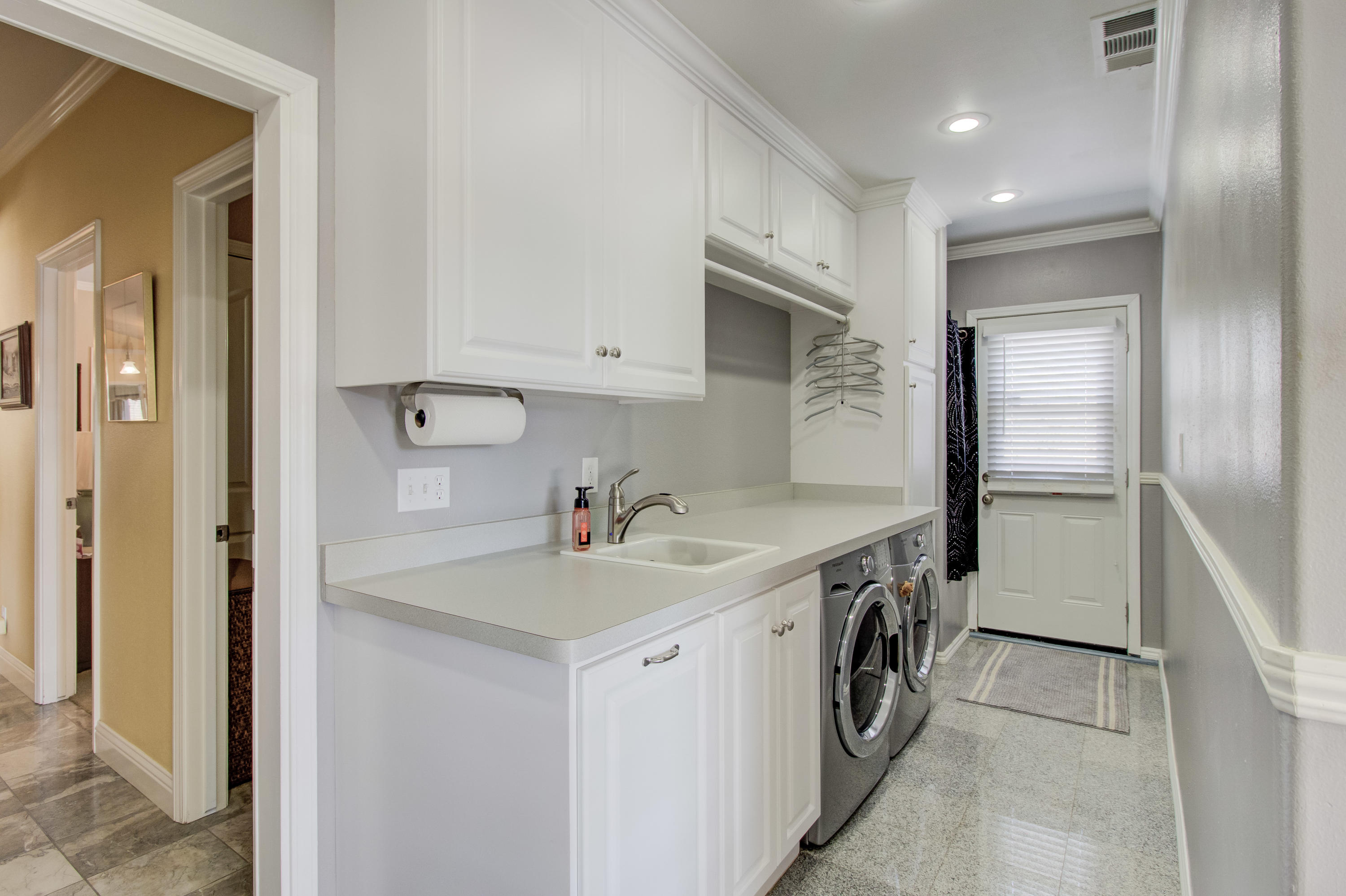 18740 Saddleback Ridge Loop Cottonwood, CA 96022 - Photo 35 of 66 Laundry Room