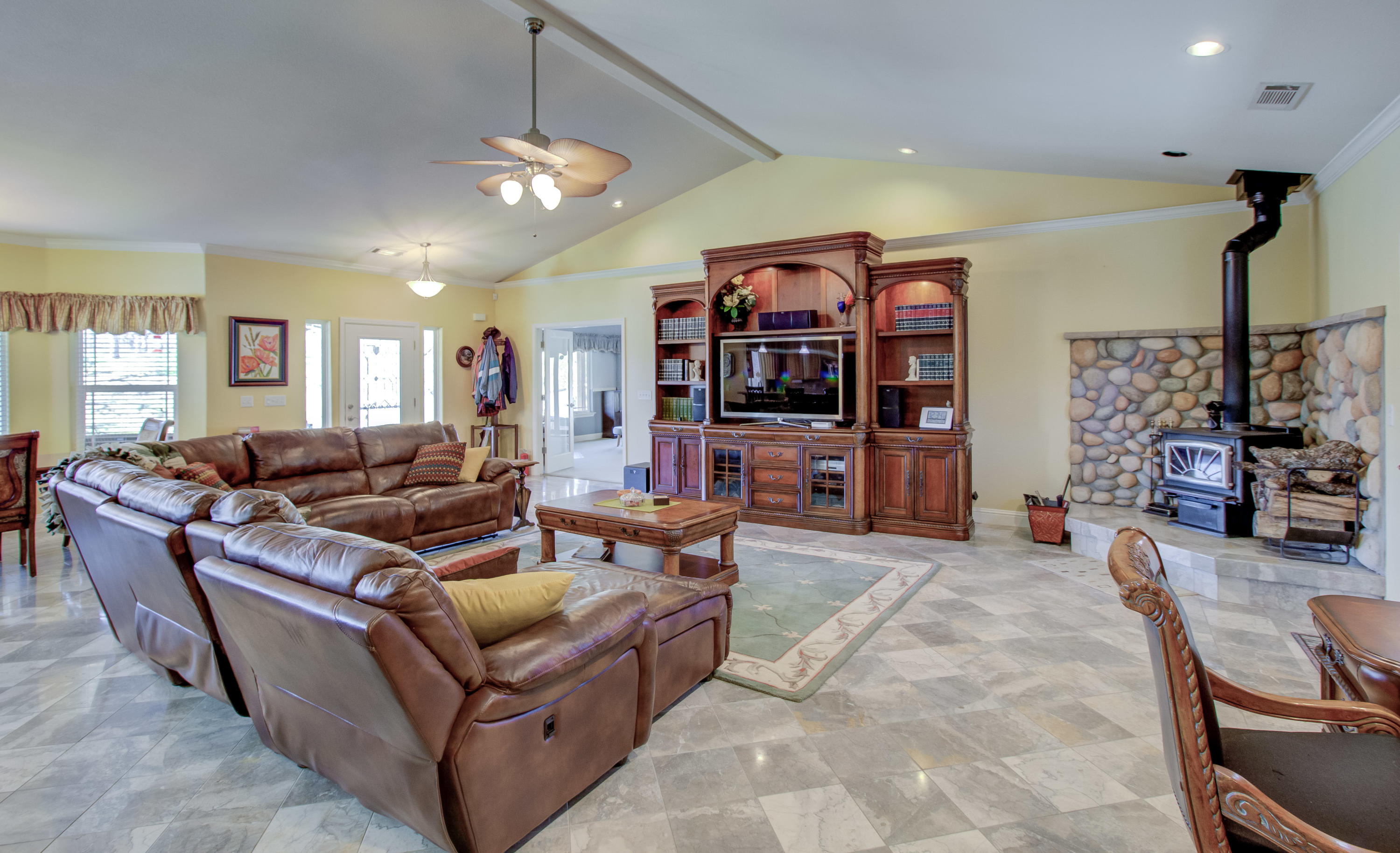 18740 Saddleback Ridge Loop Cottonwood, CA 96022 - Photo 8 of 66 Living Room