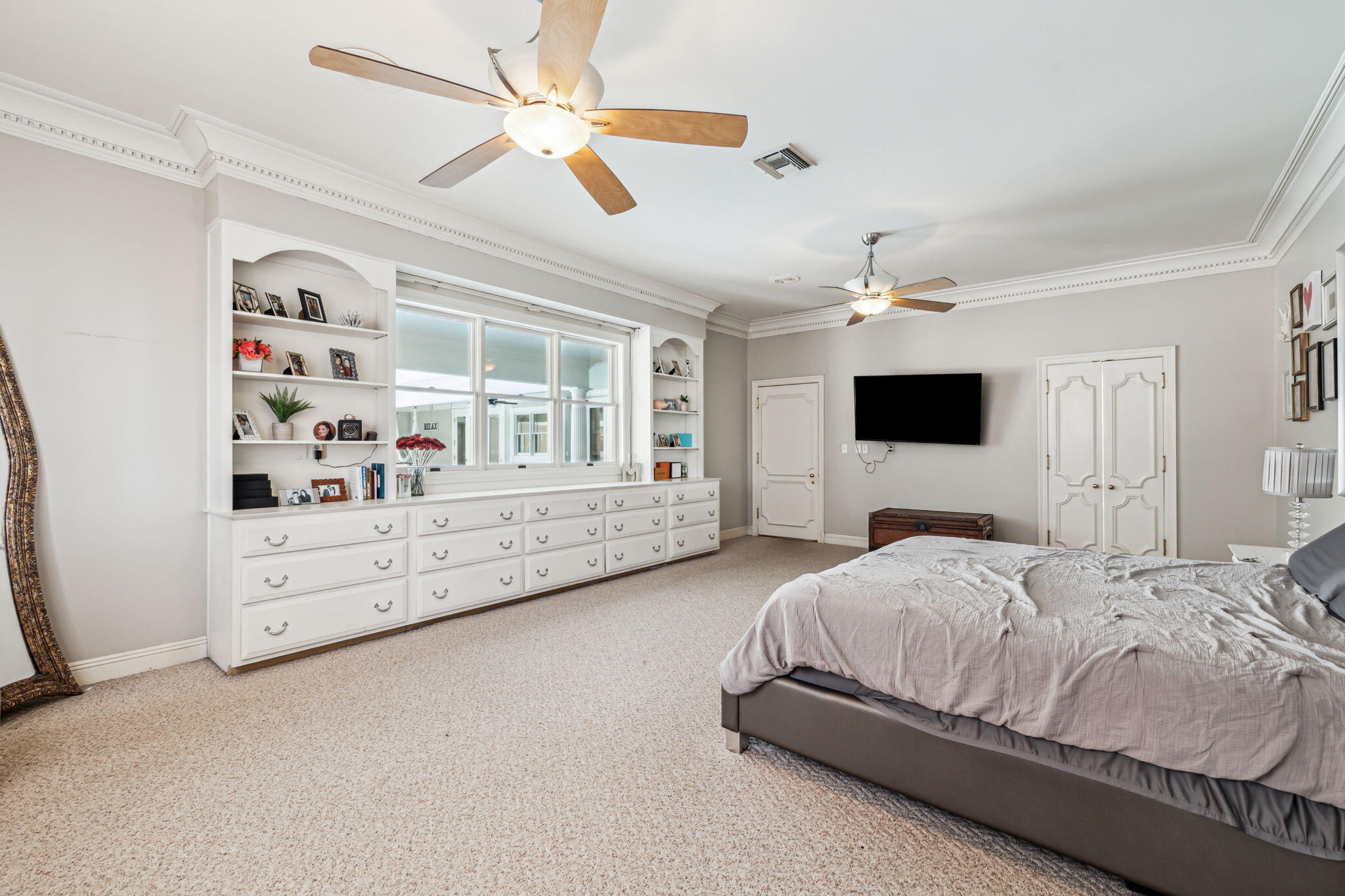8 Weekewachee Circle Destin, FL 32541 - Photo 20 of 33 a spacious bedroom with a bed and a flat screen tv