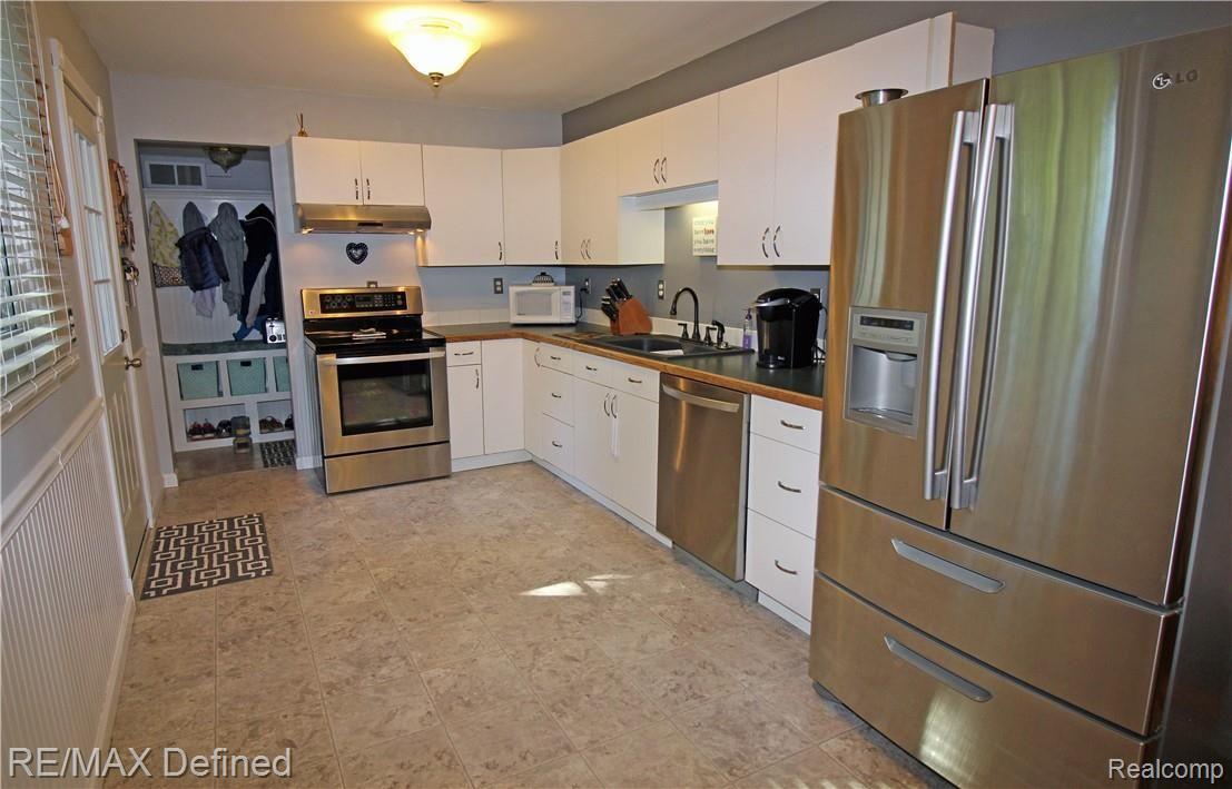 1150 East Auburn Road Rochester, MI 48307 - Photo 5 of 13 Bright Kitchen