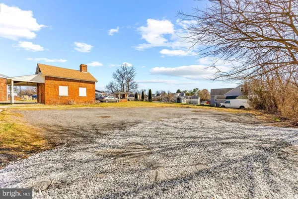 a view of a yard with an house