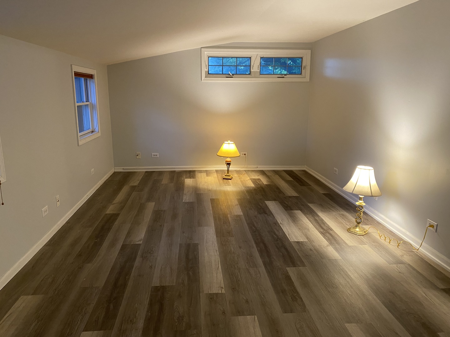 10 Briar Lane Geneva, IL 60134 - Photo 12 of 35 a room with wooden floor and lamp