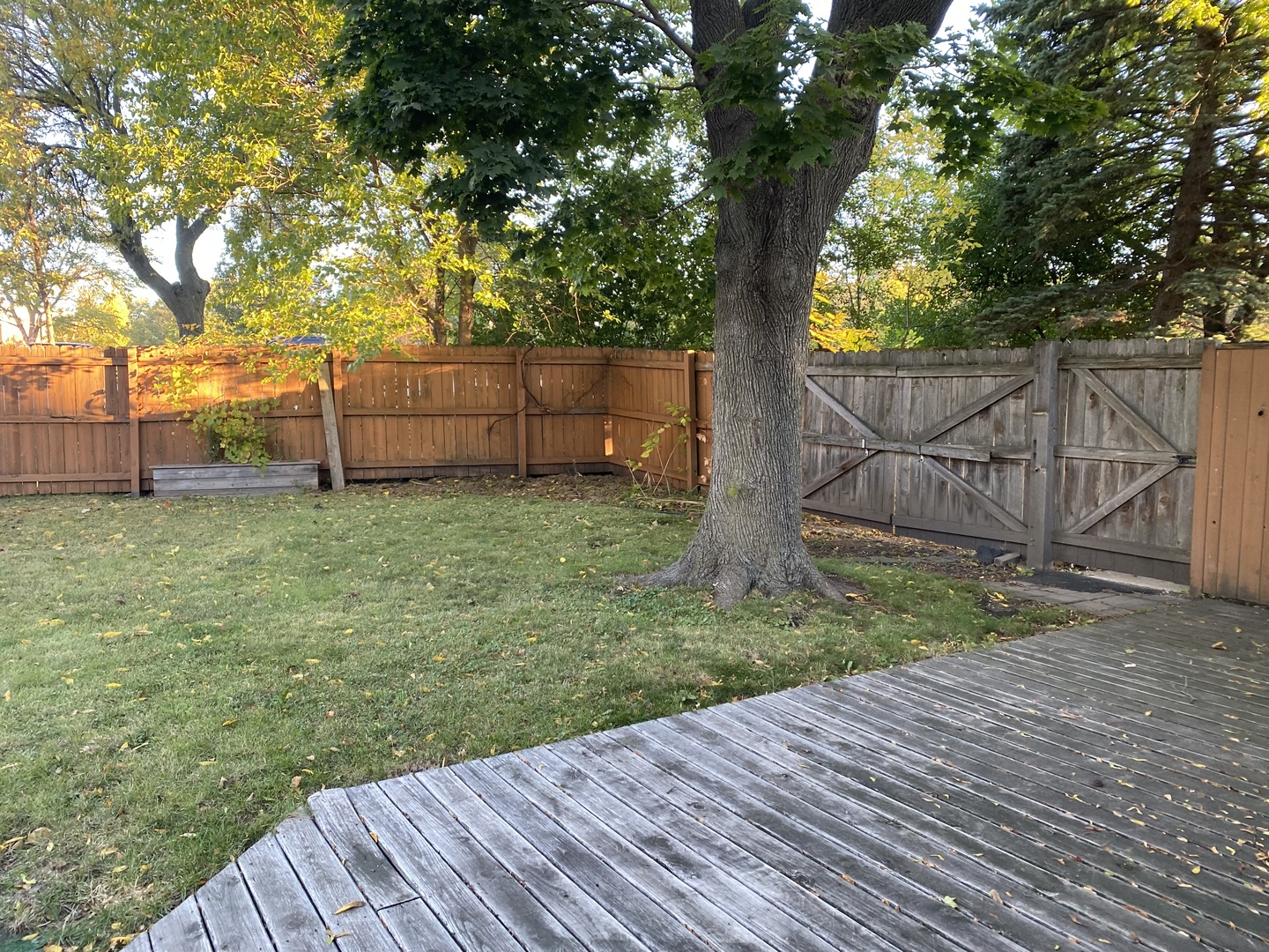 10 Briar Lane Geneva, IL 60134 - Photo 16 of 35 a backyard of a house with lots of green space